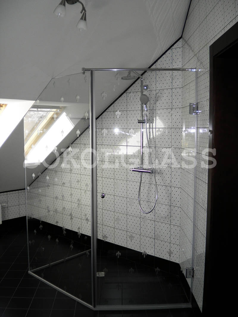 Скляна душова кабіна зі зрізаним кутом